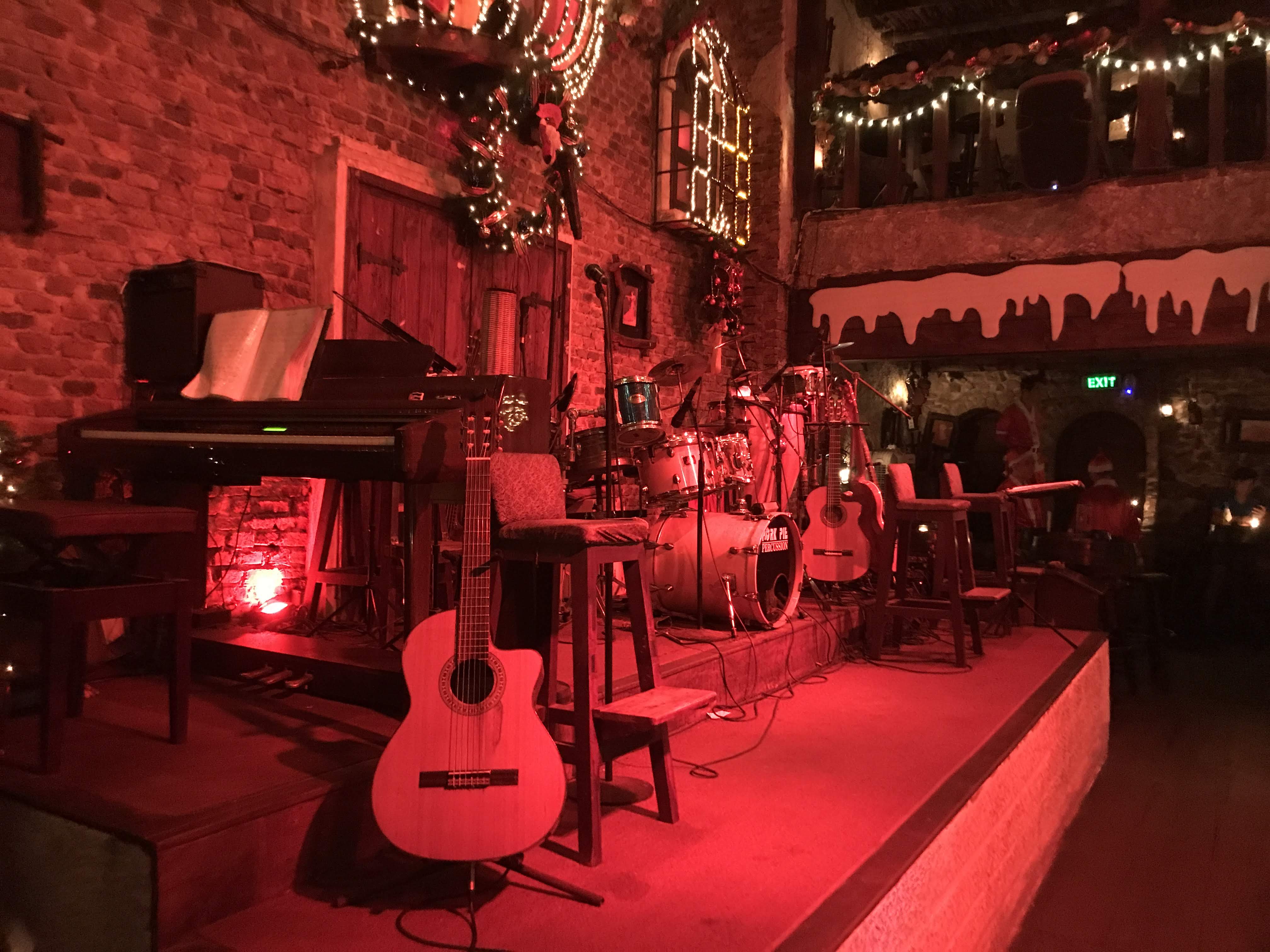 今夜、レタントン近くのバー【Carmen Bar】ではミュージックライブが開催!!