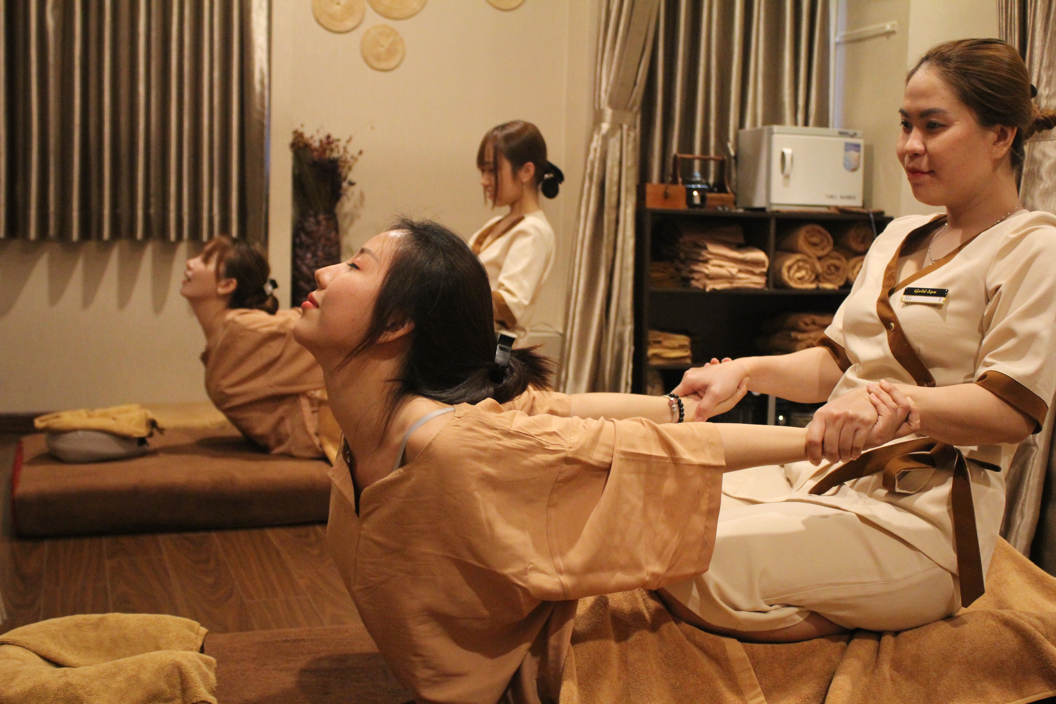 マッサージを受けるとネイルカットやカラーが無料に!!【Gold Spa】